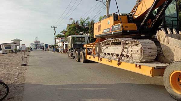 Low-bed Trailer Truck